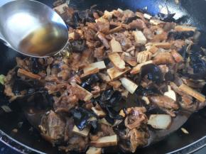 倒入香菇水和清水（高汤），水的量没过锅里食材约2～3厘米，大火煮开，盖锅盖小火炖10分钟左右。