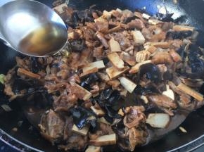 倒入香菇水和清水（高汤），水的量没过锅里食材约2～3厘米，大火煮开，盖锅盖小火炖10分钟左右。