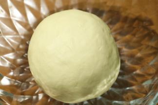 以上配方适用于学厨滑盖波纹450g吐司盒一份的用量。
把中种面团所有食材用面包机揉面程序15分钟，之后取出放入冰箱冷藏一晚。