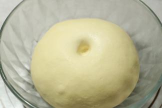 取出面团，我一共冷藏了16个小时。（没有加糖份的帮助，所以也不会发酵的很大）