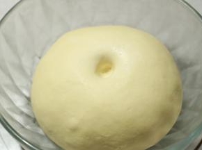 取出面团，我一共冷藏了16个小时。（没有加糖份的帮助，所以也不会发酵的很大）