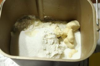 和主面团食材一同放入面包机（除黄油外）