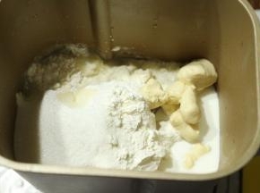 和主面团食材一同放入面包机（除黄油外）