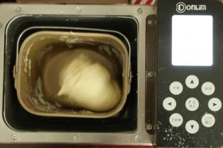 启动和面程序15分钟后再加入黄油继续揉面10分钟。