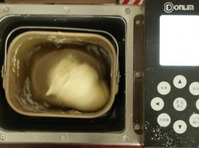 启动和面程序15分钟后再加入黄油继续揉面10分钟。