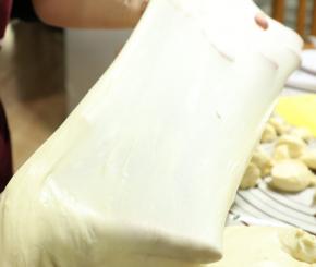 揉出非常有韧性的面团。（如图）