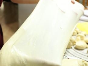 揉出非常有韧性的面团。（如图）