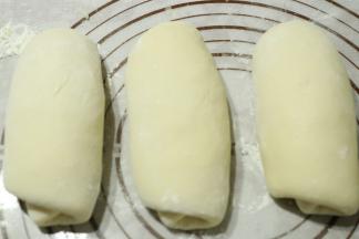 15分钟后擀面卷起，再次醒发15分钟。