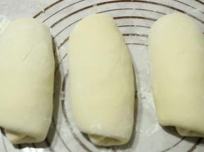 15分钟后擀面卷起，再次醒发15分钟。