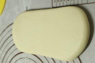 沿着长条形再次擀成长舌状。