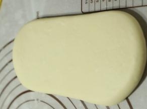 沿着长条形再次擀成长舌状。