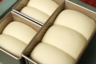 发酵至7-8分满的状态即可，白白胖胖，很喜欢。（不加盖的吐司比加盖的吐司更软。）