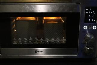 不加吐司盖放入烤箱，最底层，上下火155度，45分钟。（没加盖中途上次了一定要记得覆盖锡纸，加盖烤就不用担心这个问题）