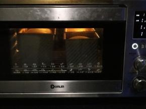 不加吐司盖放入烤箱，最底层，上下火155度，45分钟。（没加盖中途上次了一定要记得覆盖锡纸，加盖烤就不用担心这个问题）