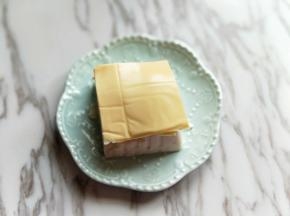 将芝士片去掉外皮放在豆腐上面。