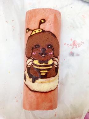 用粉巧克力画表情，白巧克力画眼睛。