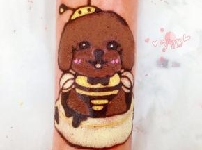 用粉巧克力画表情，白巧克力画眼睛。