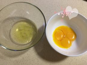 四个鸡蛋分离蛋黄蛋清至无油无水的盆里；
