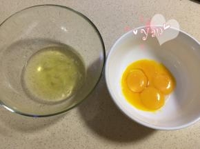 四个鸡蛋分离蛋黄蛋清至无油无水的盆里；
