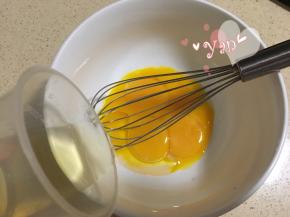 蛋黄+玉米油搅匀；