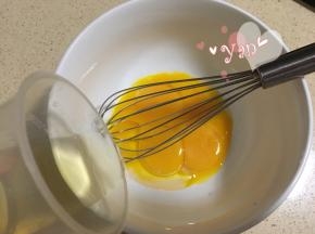 蛋黄+玉米油搅匀；