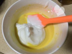 舀一大勺蛋白到蛋黄糊里；
