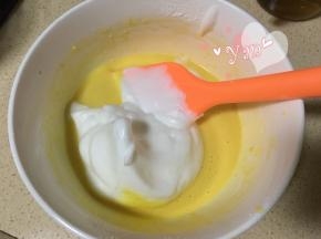 舀一大勺蛋白到蛋黄糊里；