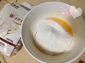 筛入低粉搅匀备用；