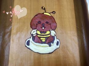 再用黄色、浅棕色和原味面糊挤出图案，裱花袋口要剪的很小。放入烤箱165度烤2分钟；