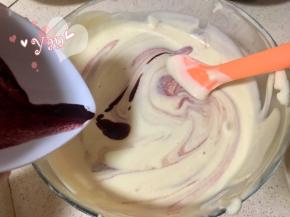 红曲粉+少许温水化开，过筛后倒入剩余的面糊中；