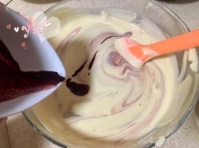 红曲粉+少许温水化开，过筛后倒入剩余的面糊中；