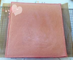 出炉立即提着油布移到晾网上晾凉。翻面，揭去油布；