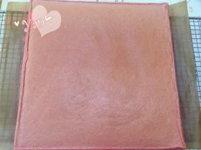 出炉立即提着油布移到晾网上晾凉。翻面，揭去油布；