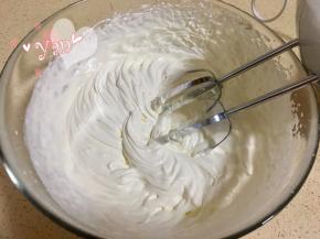 淡奶油+糖打发至浓稠状态。蛋糕片盖上油纸，把油纸和蛋糕片翻过来，切去尾端，抹上抹茶淡奶油；