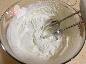 淡奶油+糖打发至浓稠状态。蛋糕片盖上油纸，把油纸和蛋糕片翻过来，切去尾端，抹上抹茶淡奶油；