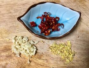 干辣椒切细段，老姜大蒜切末