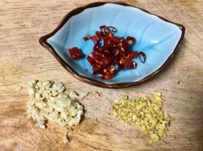 干辣椒切细段，老姜大蒜切末