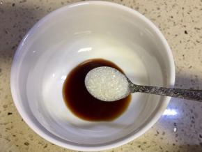 再加入一勺半白糖