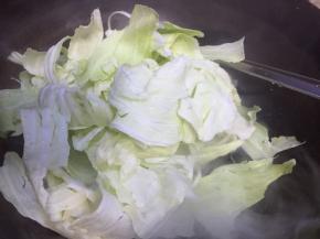 放入沥干水的白菜