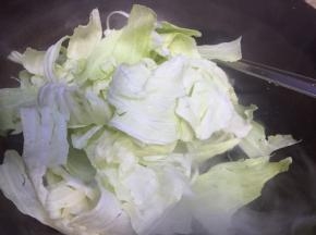 放入沥干水的白菜