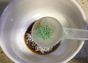 加入少许蔬之鲜，再加入40ml清水，把芡汁搅拌使糖和淀粉融化