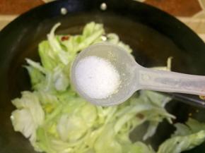 加入适量的盐炒均匀