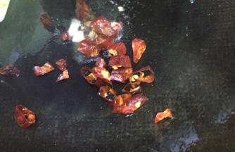 在放入辣椒节，炒出辣味