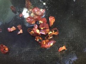 在放入辣椒节，炒出辣味