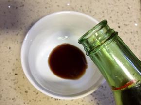 取碗加入一勺醋