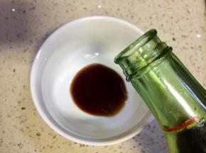 取碗加入一勺醋