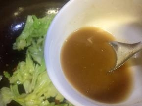 包包白八成熟时倒入芡汁勾芡