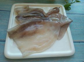 鱿鱼洗净，去掉内脏，头身分开