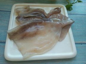 鱿鱼洗净，去掉内脏，头身分开