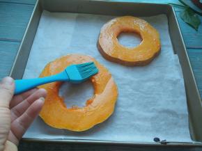 南瓜刷一层橄榄油